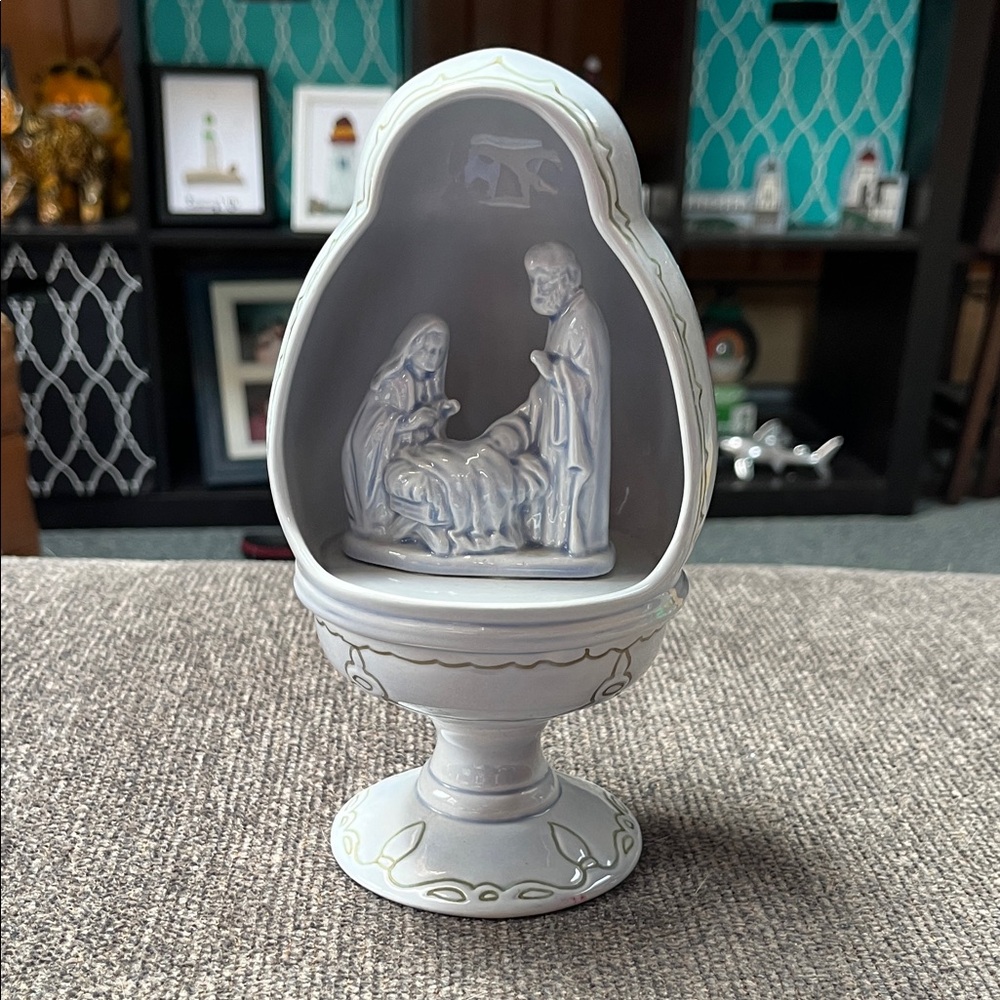 Diorama Elegant Blueish  Gray Pedestal Figurine